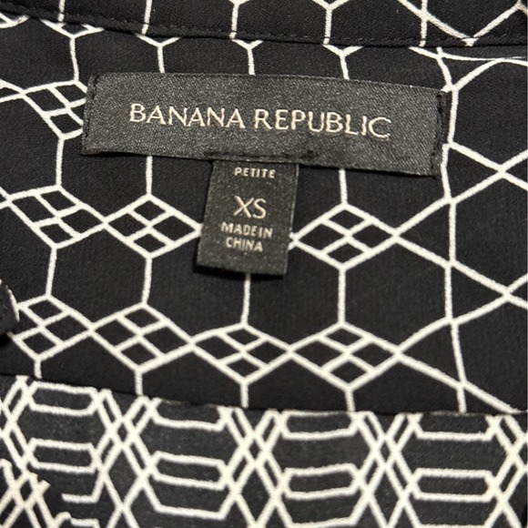 Banana Republic Black White Geometric Print Semi Sheer Roll Tab Sleeves Sz XSP - Picture 5 of 6